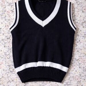 BRANDY MELVILLE | Agnes Navy Striped Sweater Vest
Condition: excellent pre-owned